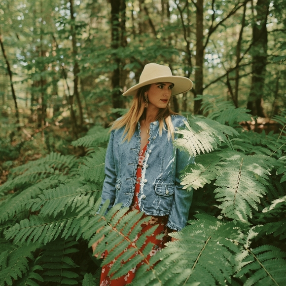 Meet your Posher, Courtney 🌷 - Picture 8 of 9